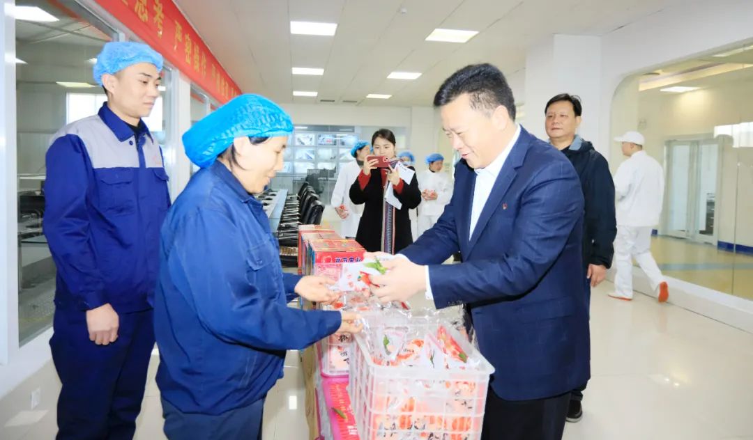 新春慰问送眷注——集团党委书记、、、董事长慰问春节时代坚守岗位的一线职工