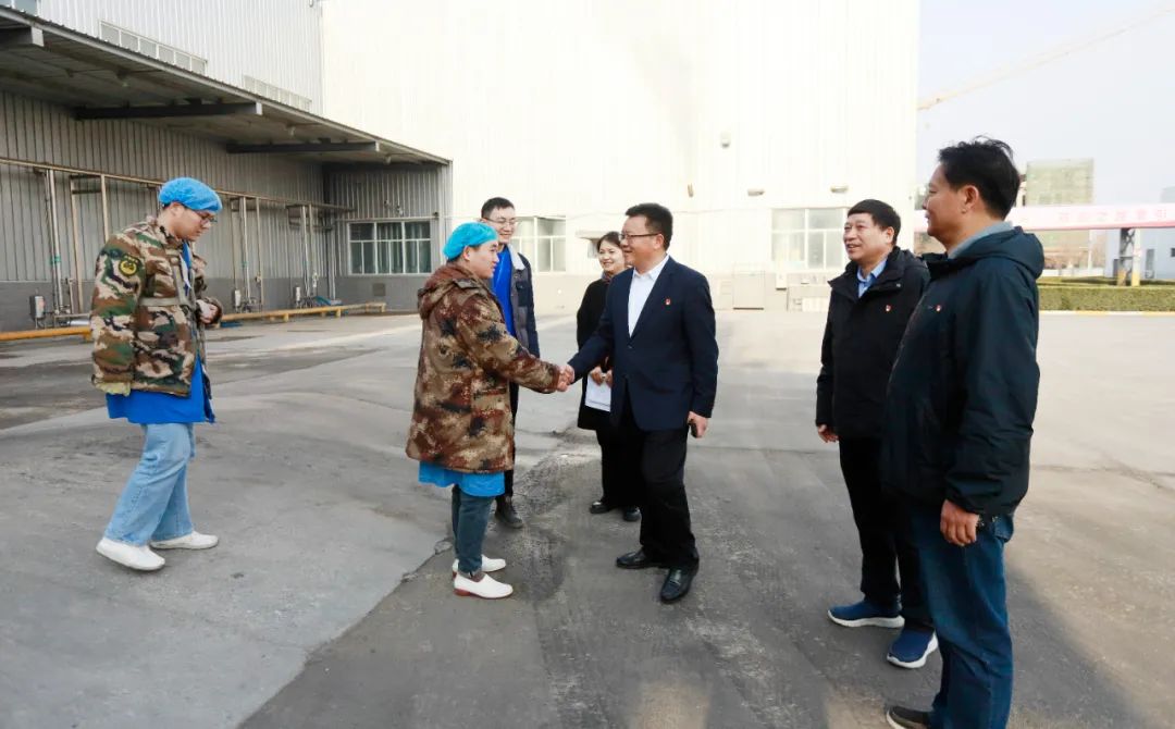 新春慰问送眷注——集团党委书记、、、董事长慰问春节时代坚守岗位的一线职工