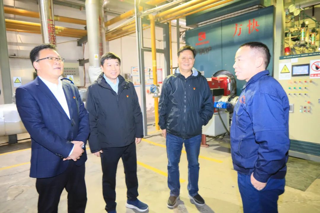 新春慰问送眷注——集团党委书记、、、董事长慰问春节时代坚守岗位的一线职工