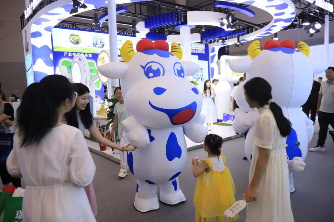 启航新征程 点亮新赛道丨28圈乳业集团加入第十四届中国奶业大会暨D20峰会，，，荣获“中国乳制品生产企业现代化品级5A级”评定殊荣