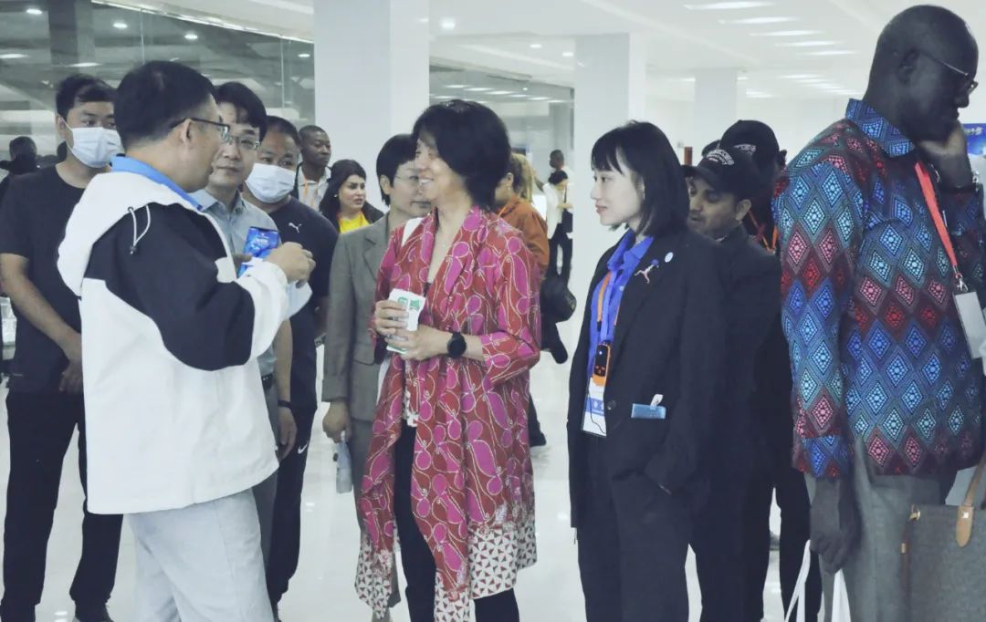 北京大学南南相助与开展学院教授、、、全球同伴关系主任周咏梅一行莅临28圈平舆瑞亚牧业旅行调研