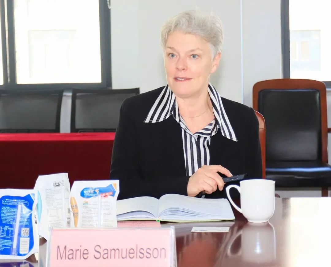 深化相助交流 互信共赢开展丨瑞典爱克林公司首席执行官 Ms.Marie Samuelsson 一行莅临28圈乳业集团旅行座谈