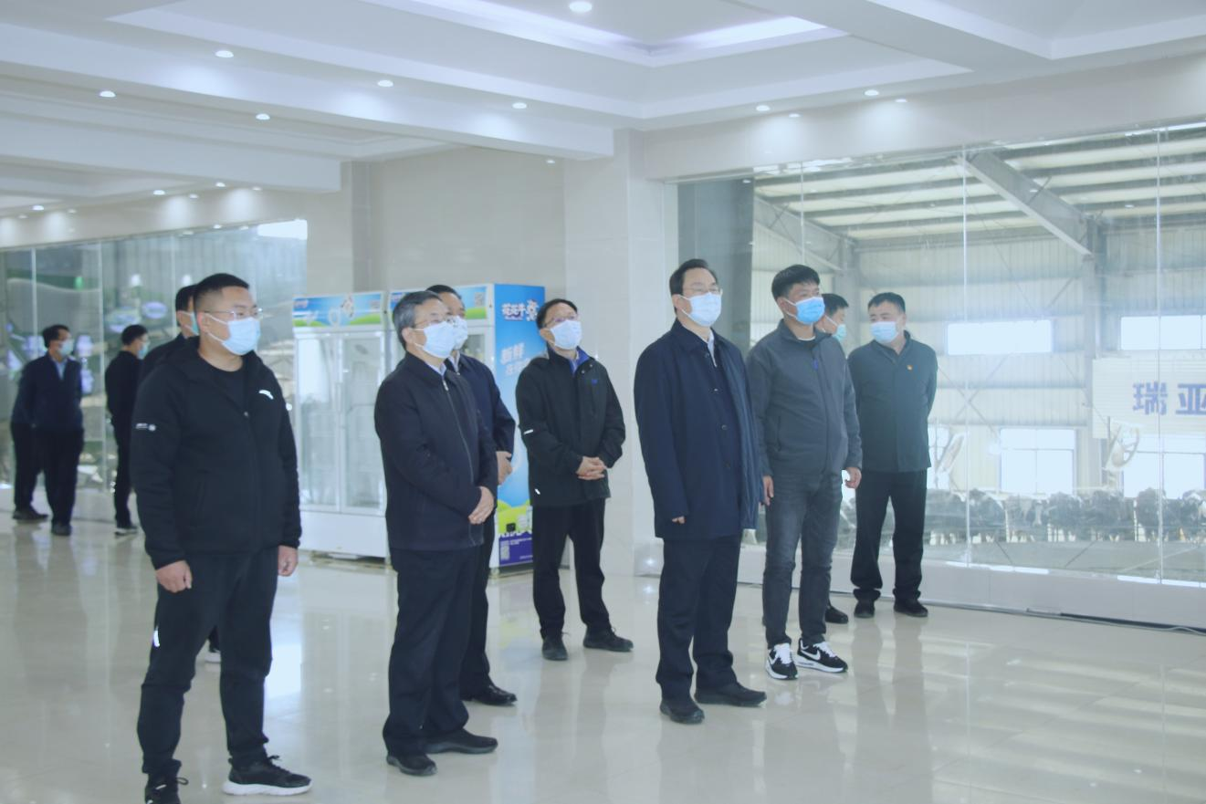 河南省人大常委会党组书记、、副主任孔昌生莅临28圈鲁山瑞亚牧场旅行调研