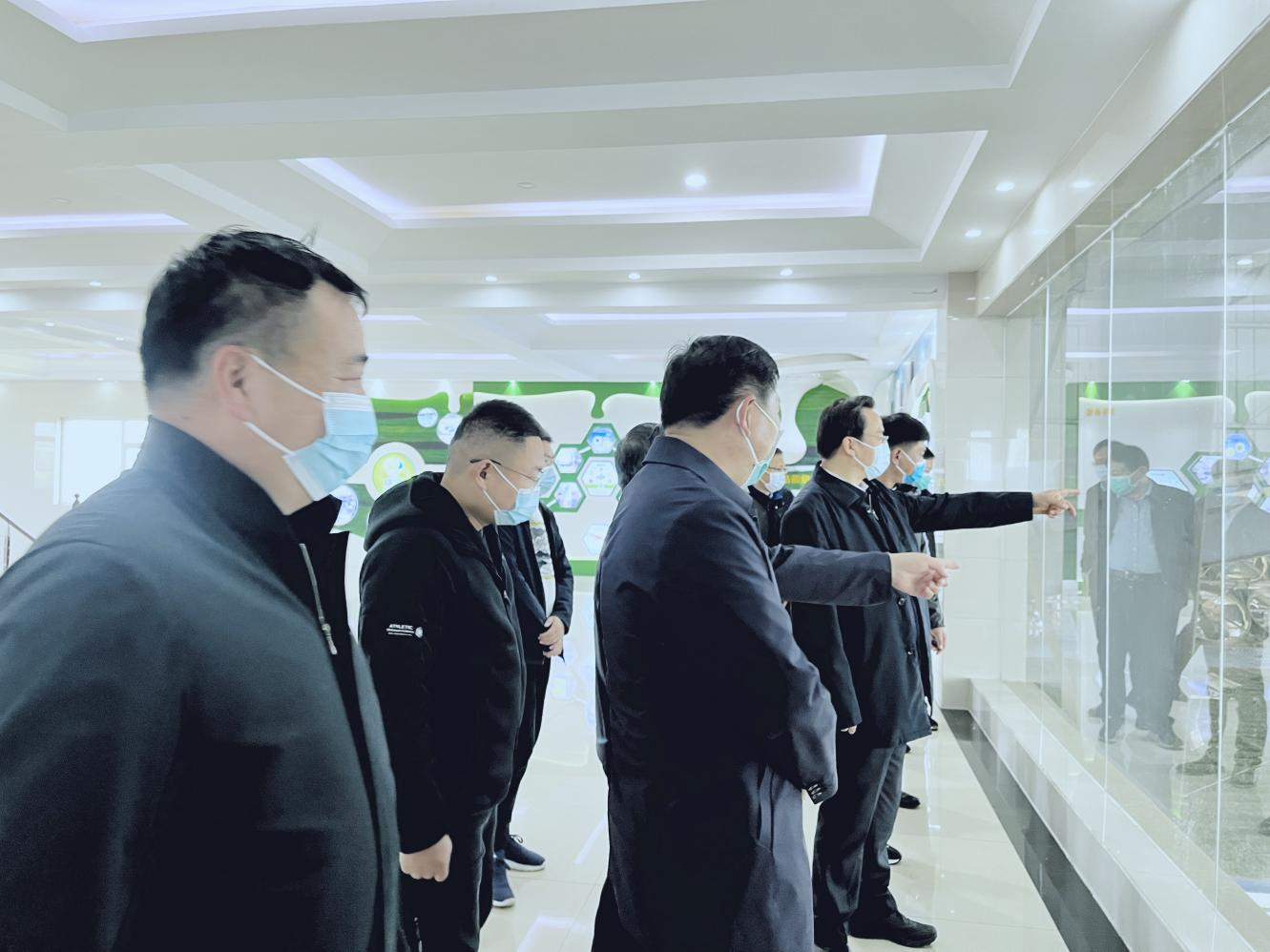 河南省人大常委会党组书记、、副主任孔昌生莅临28圈鲁山瑞亚牧场旅行调研