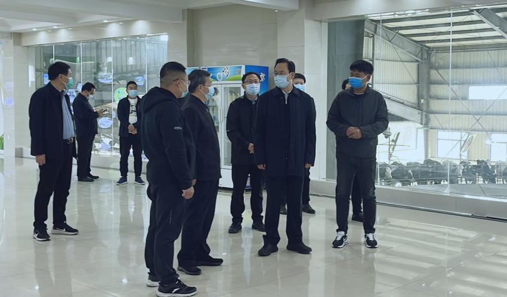 河南省人大常委会党组书记、、副主任孔昌生莅临28圈鲁山瑞亚牧场旅行调研