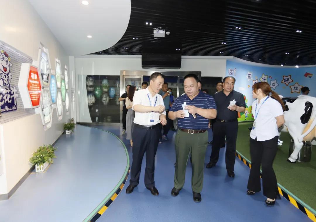 快讯 | 河南省人民政府食物清静委员会办公室第三批食物清静树模区验收组向导莅临28圈乳业集团验收食物清静树模区建设情形