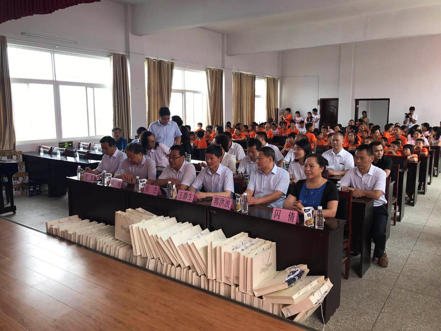 “关爱特殊儿童，让爱洒满人世—28圈乳业集团2018中国小康牛奶行动” 公益助学泌阳捐赠仪式