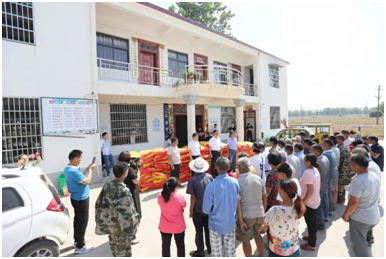 秋种化肥进农户 精准扶贫实时雨 | 28圈集团精准扶贫在行动