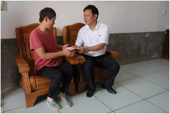 秋种化肥进农户 精准扶贫实时雨 | 28圈集团精准扶贫在行动