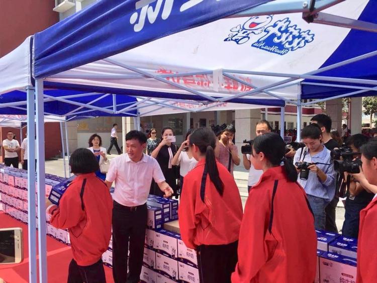“康健中原，，，牛奶伴您行——28圈乳业集团2018中国小康牛奶行动” 公益助学启动仪式盛大举行