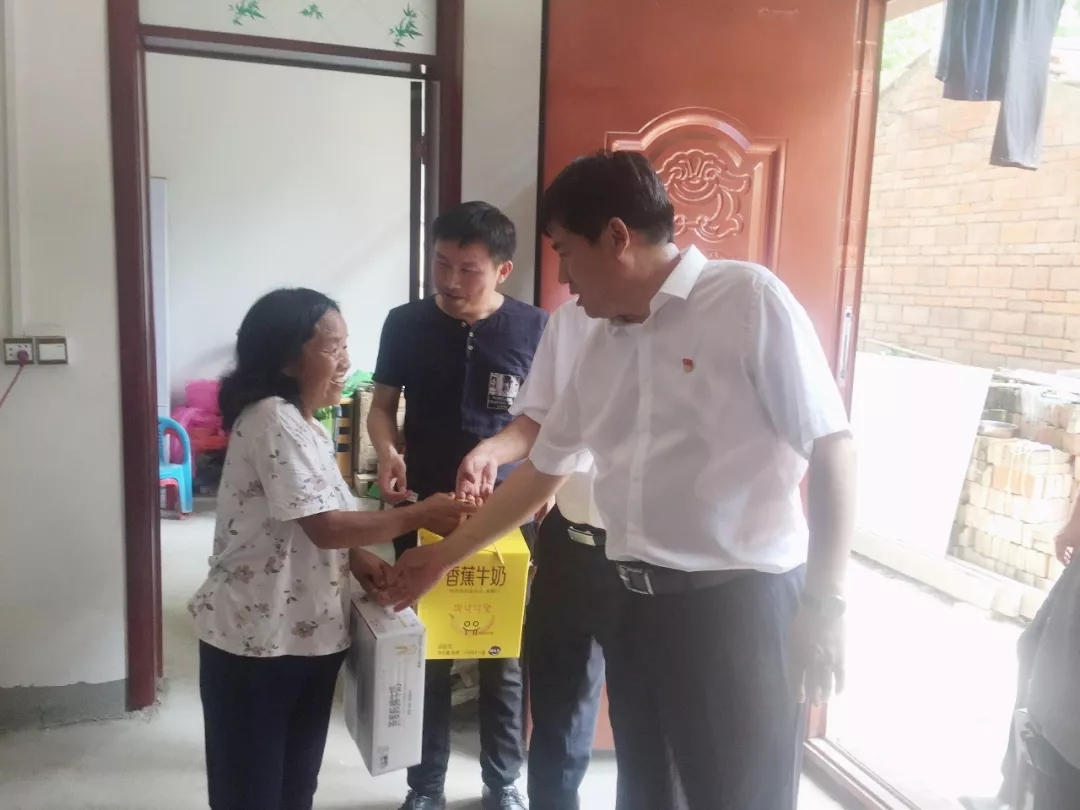 28圈乳业集团走访慰问贫困户 结对帮扶暖人心