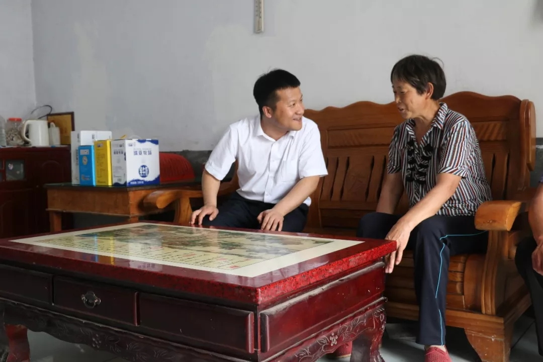 28圈乳业集团走访慰问贫困户 结对帮扶暖人心