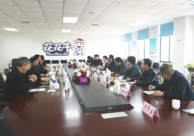 封丘县县长王献臣一行莅临 28圈集团养殖、、乳品事业部旅行调研