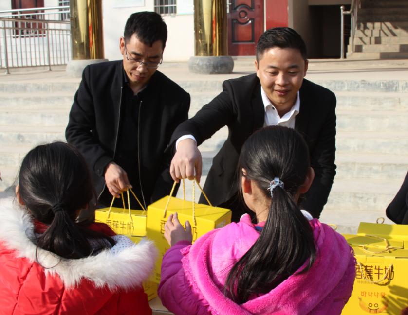 28圈走进新密白龙庙村 让山区的孩子喝到最新鲜的牛奶