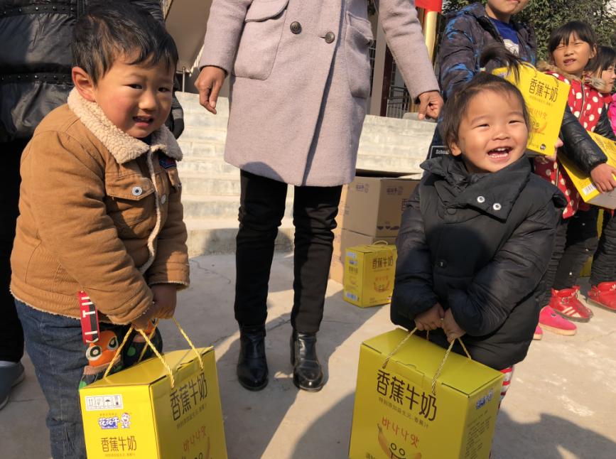 28圈走进新密白龙庙村 让山区的孩子喝到最新鲜的牛奶