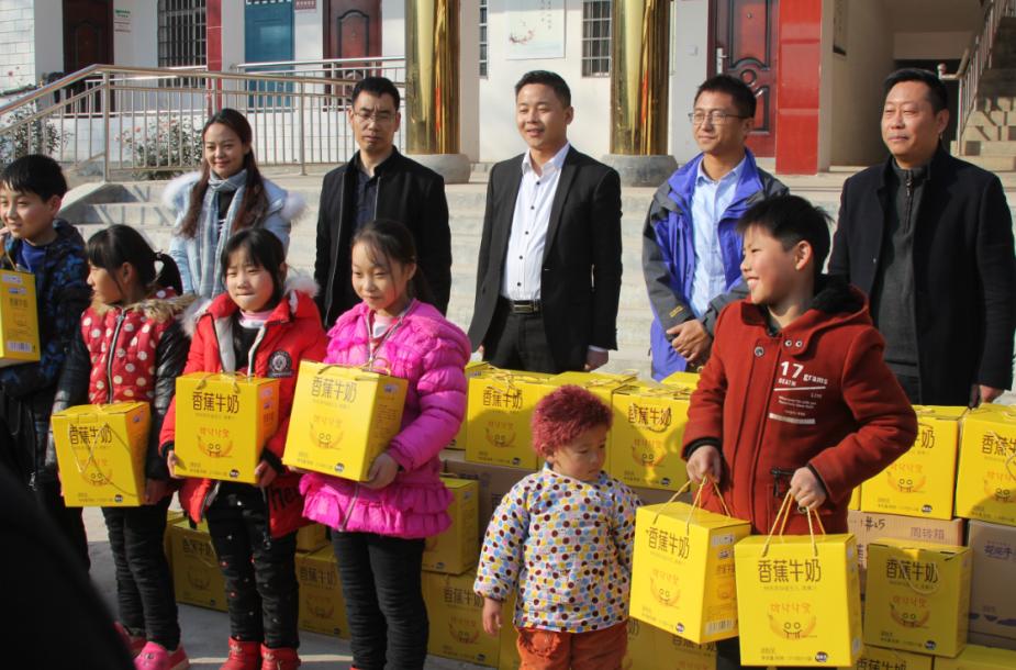 28圈走进新密白龙庙村 让山区的孩子喝到最新鲜的牛奶