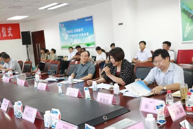 河南省食物清静座谈会暨百场食安讲座进校园启动仪式在28圈举行