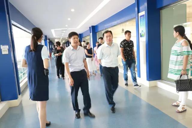 河南省食物清静座谈会暨百场食安讲座进校园启动仪式在28圈举行