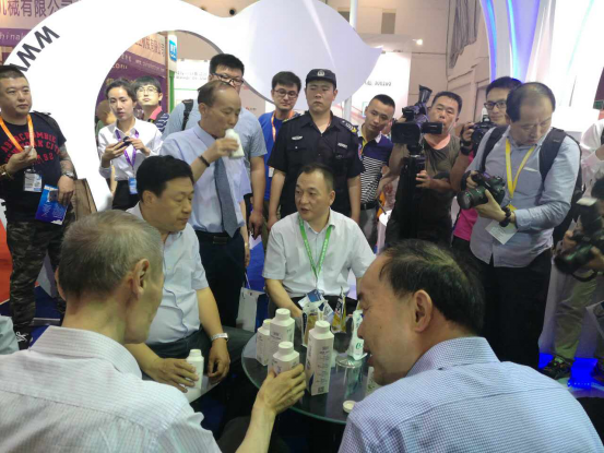 28圈牛气冲天！！农业部长品尝“领畅”点赞，，又获国际奶业平台青睐