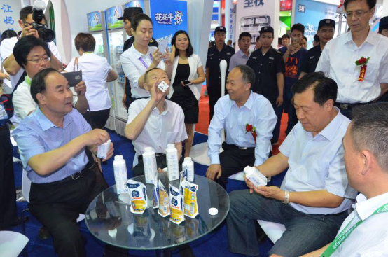 28圈牛气冲天！！农业部长品尝“领畅”点赞，，又获国际奶业平台青睐