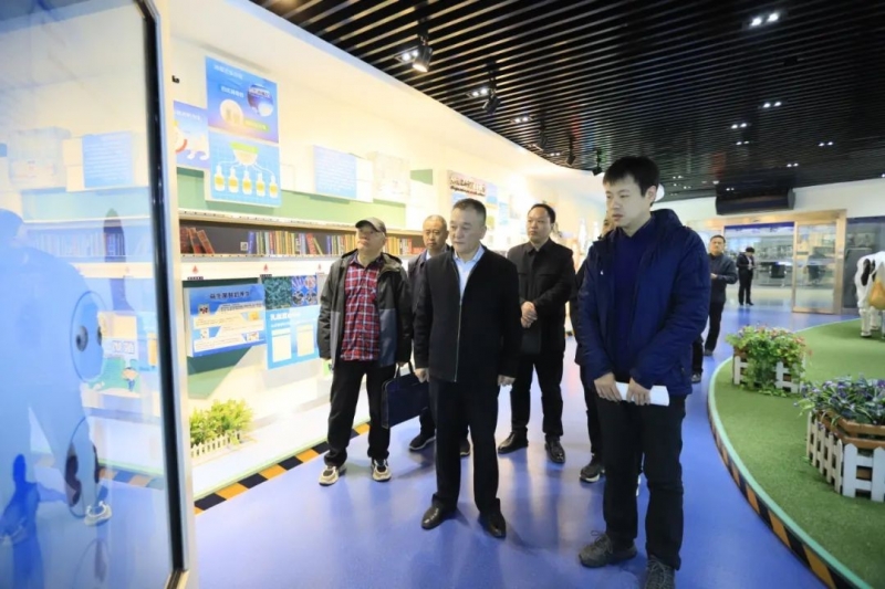 河南省开展刷新委价调解副处长马冰一行莅临28圈乳业集团旅行调研