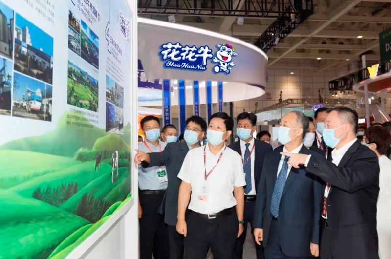 第十三届奶业大会暨D20峰会在泉城济南召开 | 28圈乳业荣膺“优 秀乳品加工企业”
