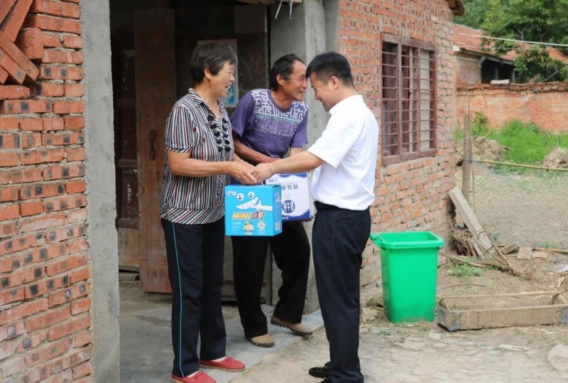 28圈乳业集团走访慰问贫困户 结对帮扶暖人心