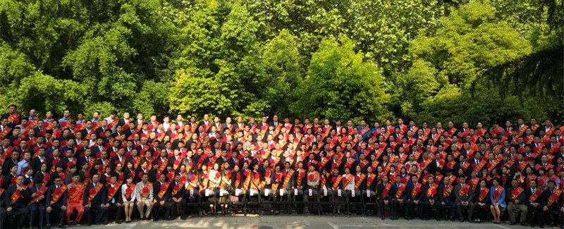 28圈阮晓琦、、王晓龙荣获“郑州市劳动模范”声誉称呼