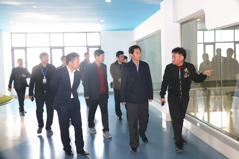 封丘县县长王献臣一行莅临28圈集团养殖、、乳品事业部旅行调研